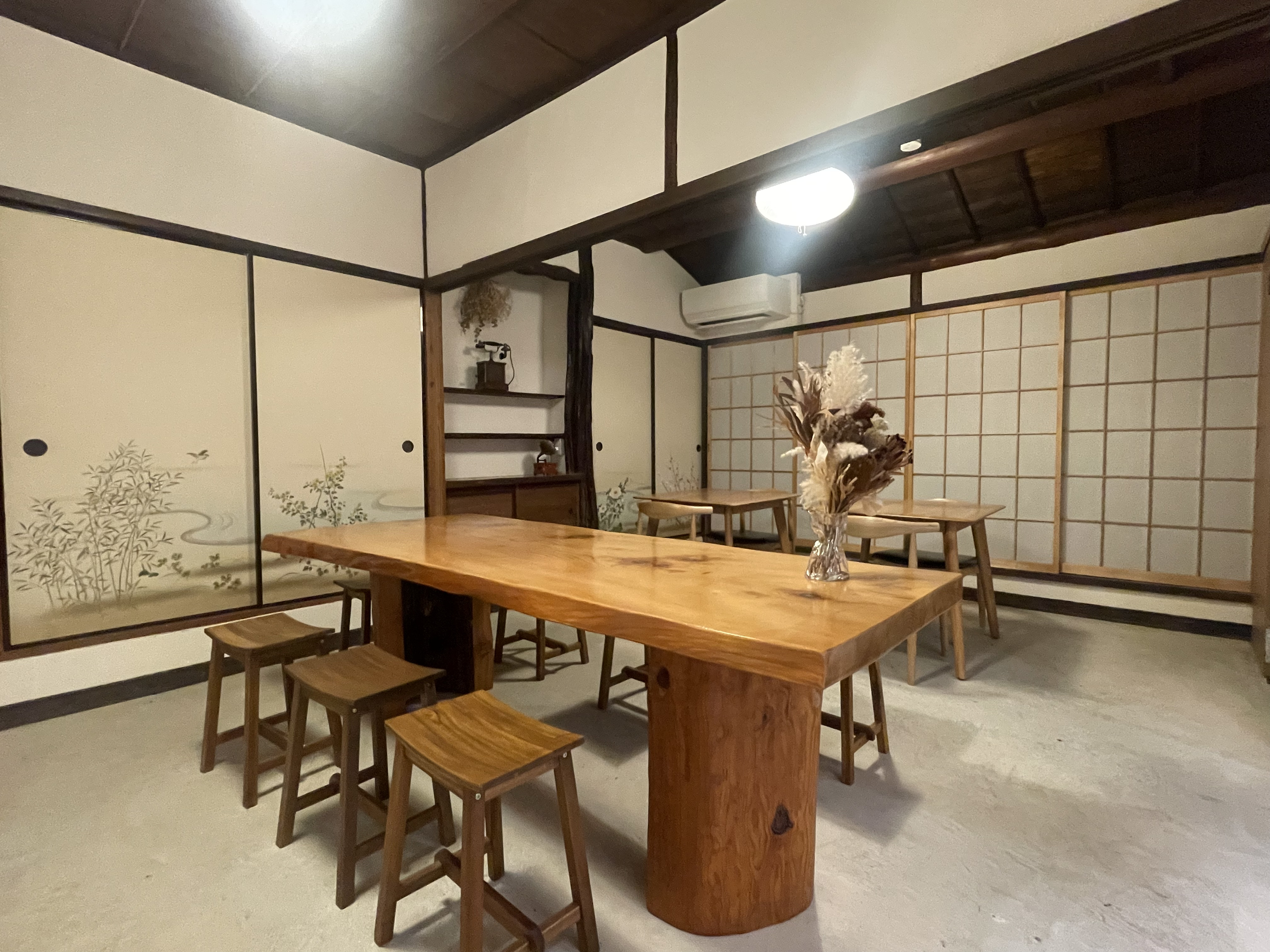 Craft Beer Rakuan の座敷・一枚板テーブル