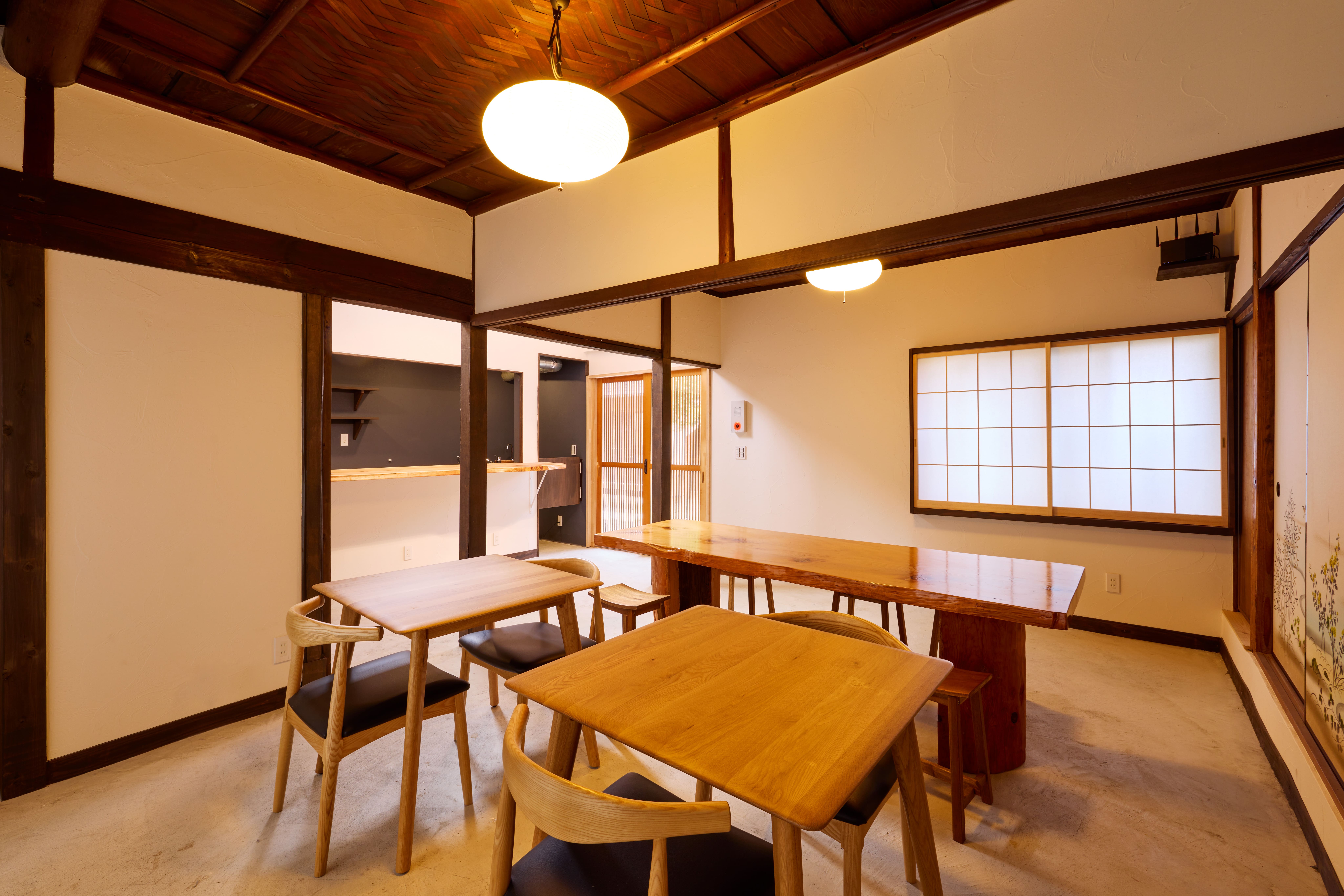 Craft Beer Rakuan の客席とカウンター