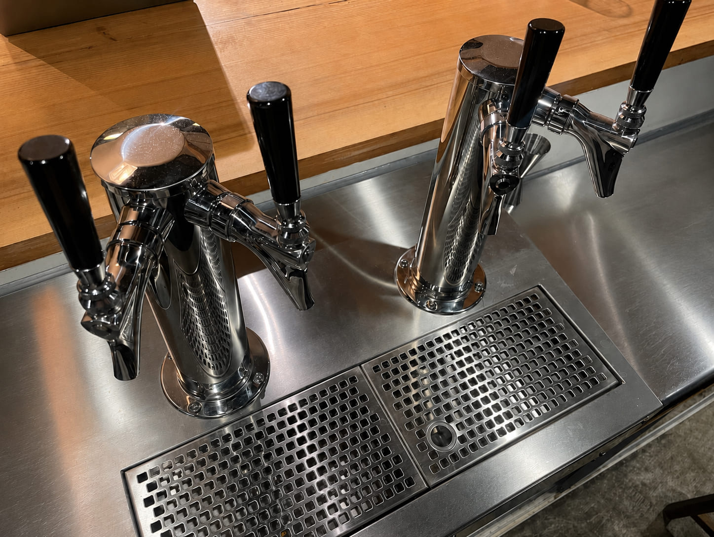Craft Beer Rakuan のビールサーバー